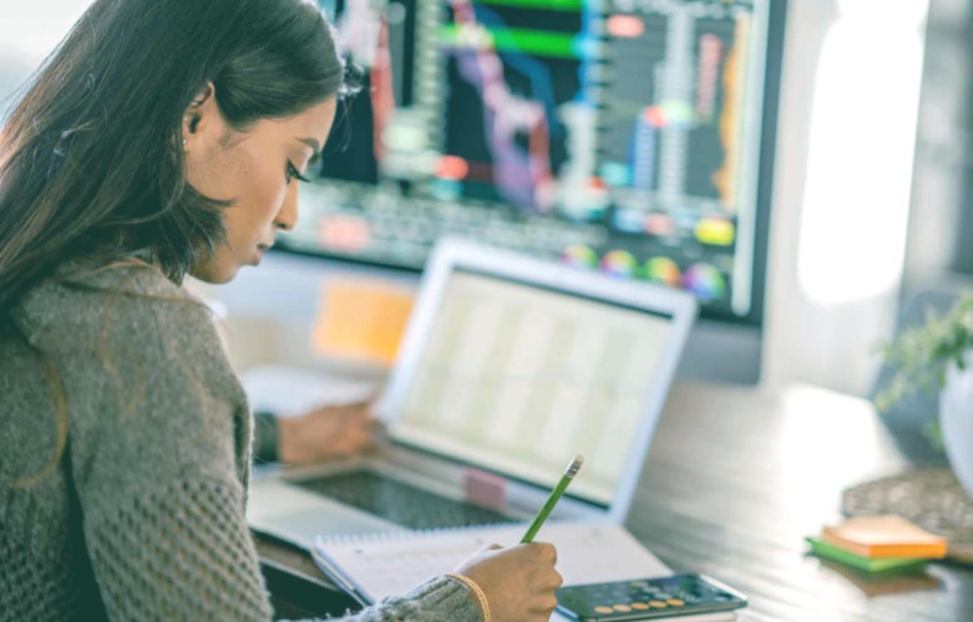 Équipe professionnelle travaillant sur des stratégies d'audit SEO